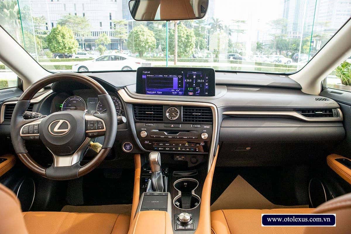 Nội thất Lexus LX450 với bảng taplo ốp gỗ và da cao cấp