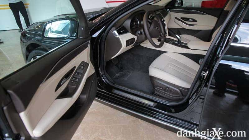 Nội thất VinFast Lux A2.0 sang trọng với màn hình cảm ứng trung tâm