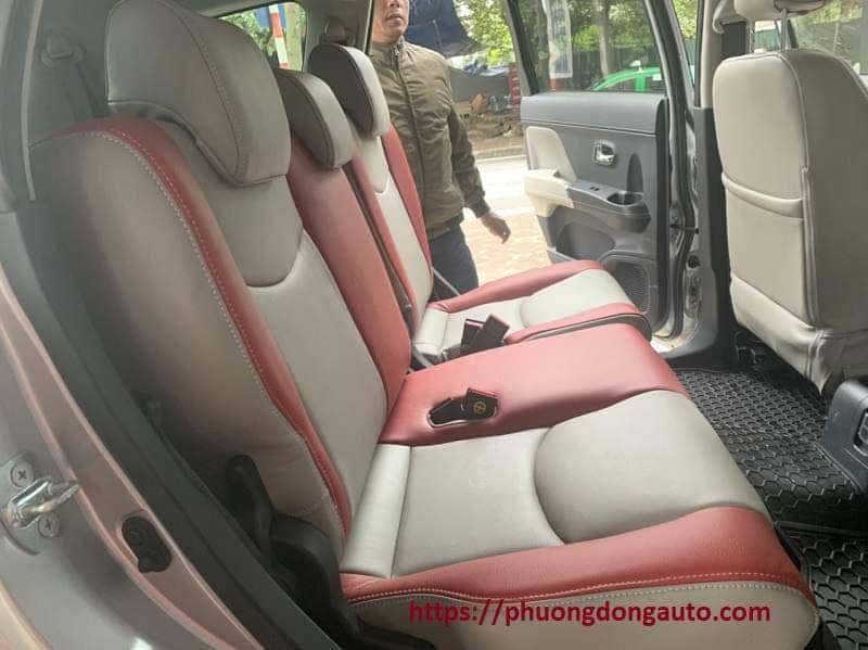 Nội thất xe ô tô được bọc ghế da phối màu đơn giản nhưng tinh tế