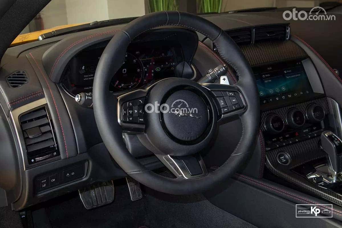 Nội thất xe ô tô Jaguar F-Type tiện nghi