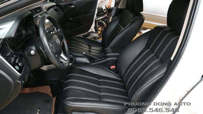 Nội thất xe ô tô với ghế da màu tối được điểm xuyết bằng đường chỉ sáng màu tạo điểm nhấn