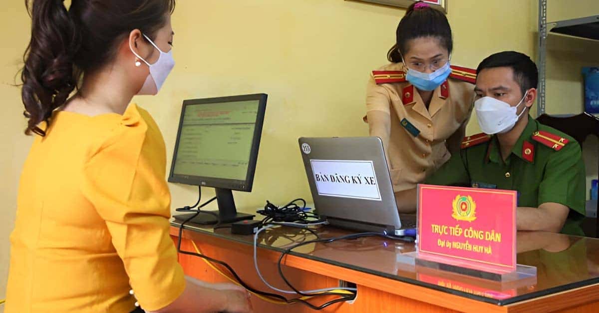 Nộp hồ sơ và làm thủ tục tại cơ quan CSGT Tuyên Quang