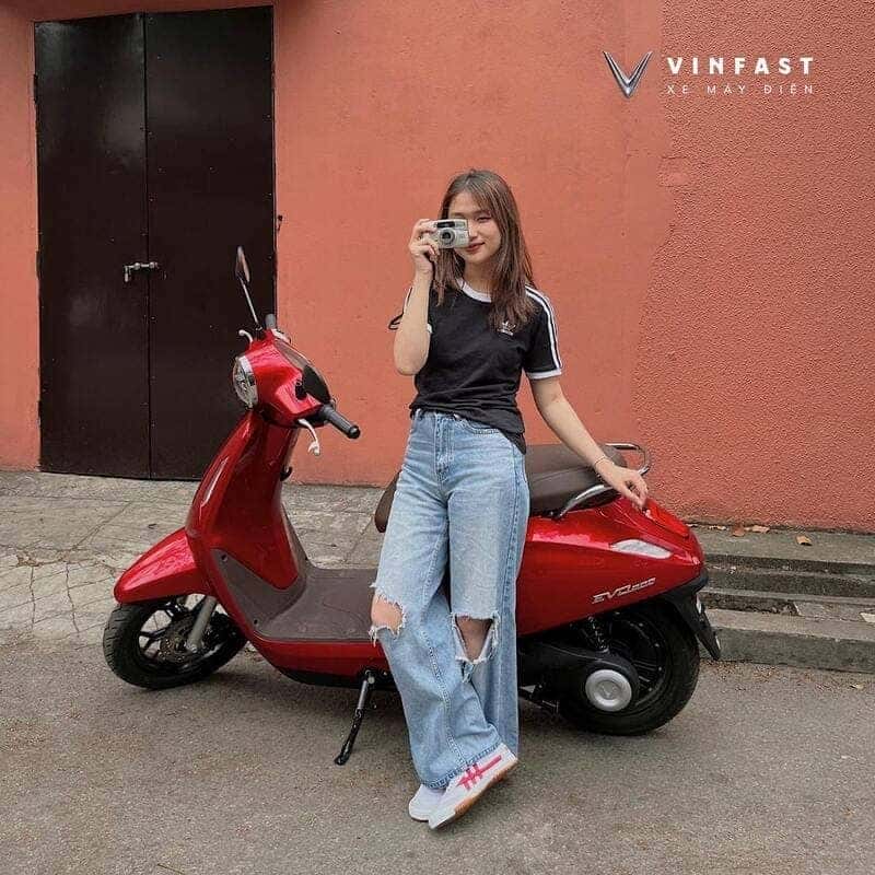 Nữ mệnh Hỏa nên chọn xe máy VinFast Evo200 màu đỏ tươi rạng rỡ