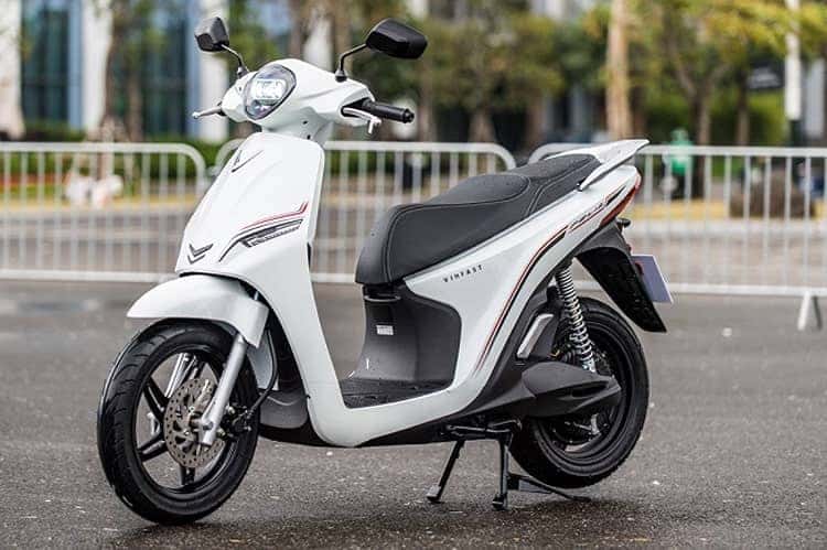 Nữ sinh điều khiển xe điện dễ dàng trên đường phố, thể hiện sự tiện lợi trong vận hành