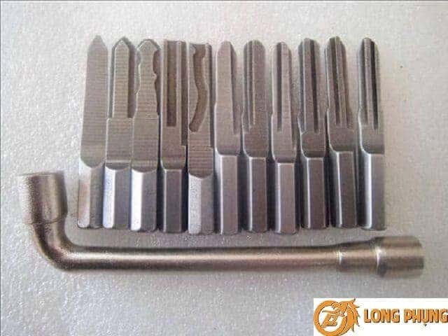 Ổ khóa xe máy được mở bằng dụng cụ chuyên dụng, minh họa cách xử lý khi mất chìa khóa xe Wave.