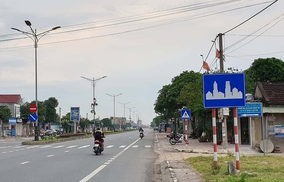 Ô tô di chuyển trên đường nhiều làn trong khu dân cư với tốc độ cho phép