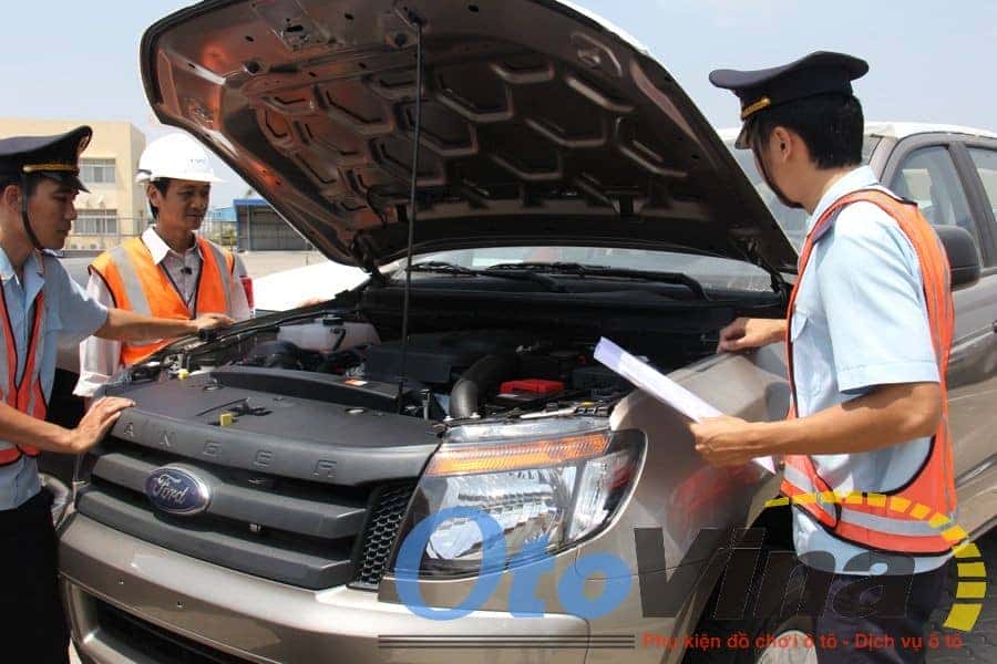 Ô tô đỗ trên đường, minh họa các quy định pháp luật về thủ tục cho tặng xe ô tô và chuyển quyền sở hữu