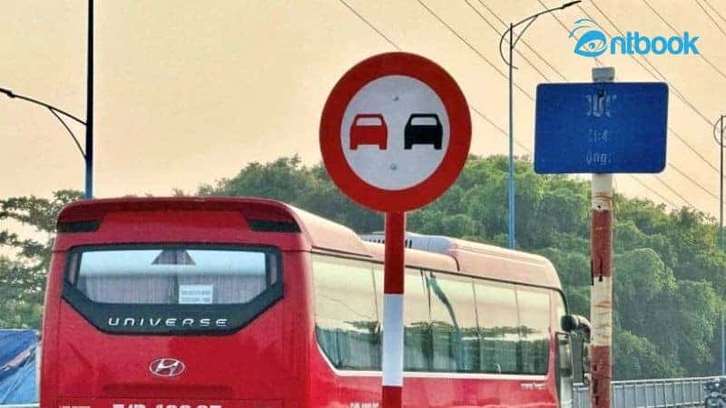 Ô tô tải bị phạt do vi phạm lỗi vượt xe tại khu vực có biển báo cấm, nhấn mạnh tầm quan trọng của việc tuân thủ.