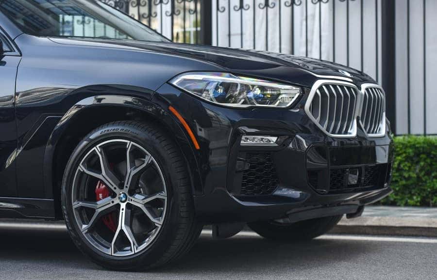 Phần đầu xe BMW X6 M Sport 2023 với lưới tản nhiệt Iconic Glow