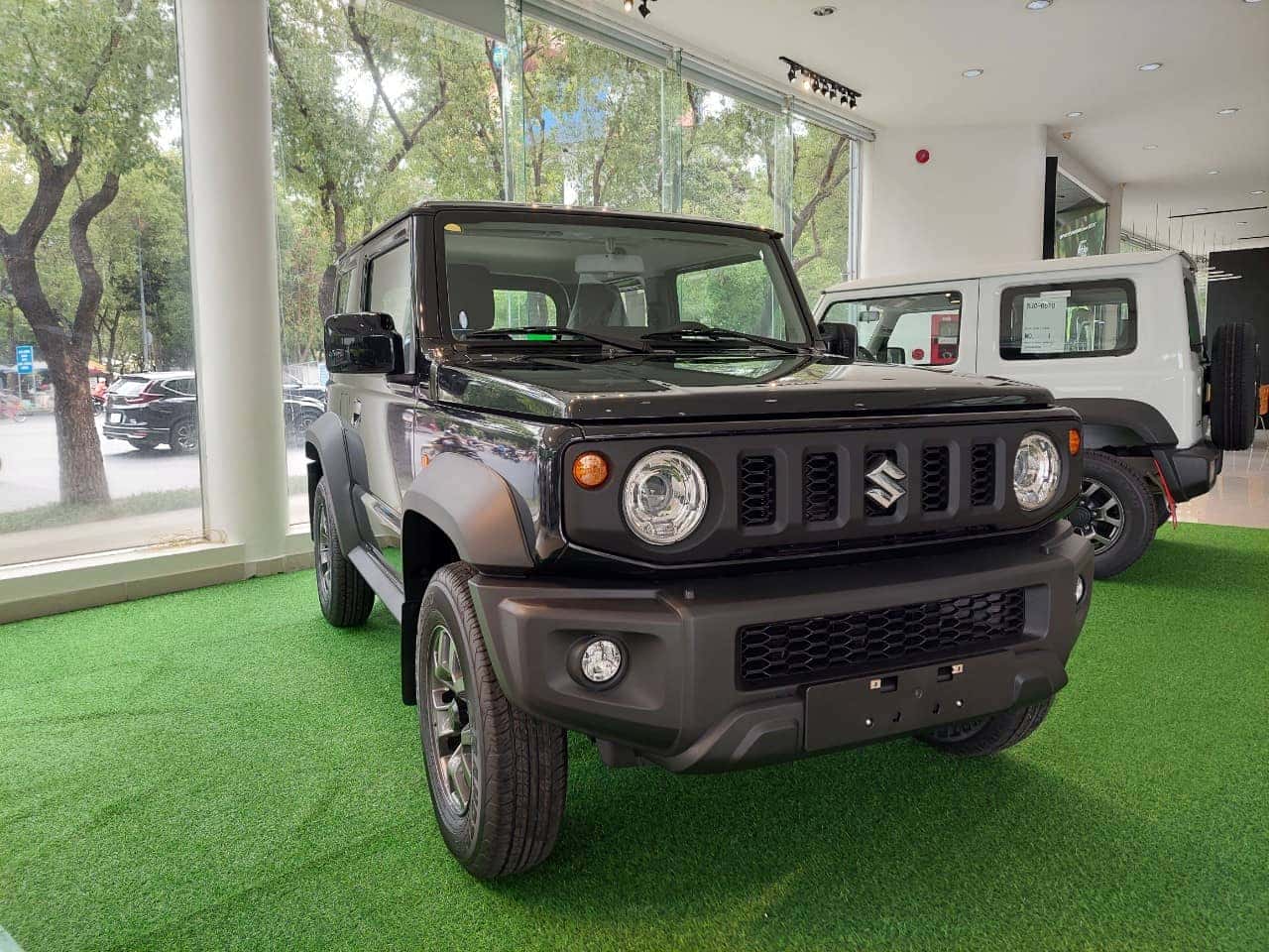 Phiên bản xe ô tô Suzuki Jimny màu đen mạnh mẽ và huyền bí