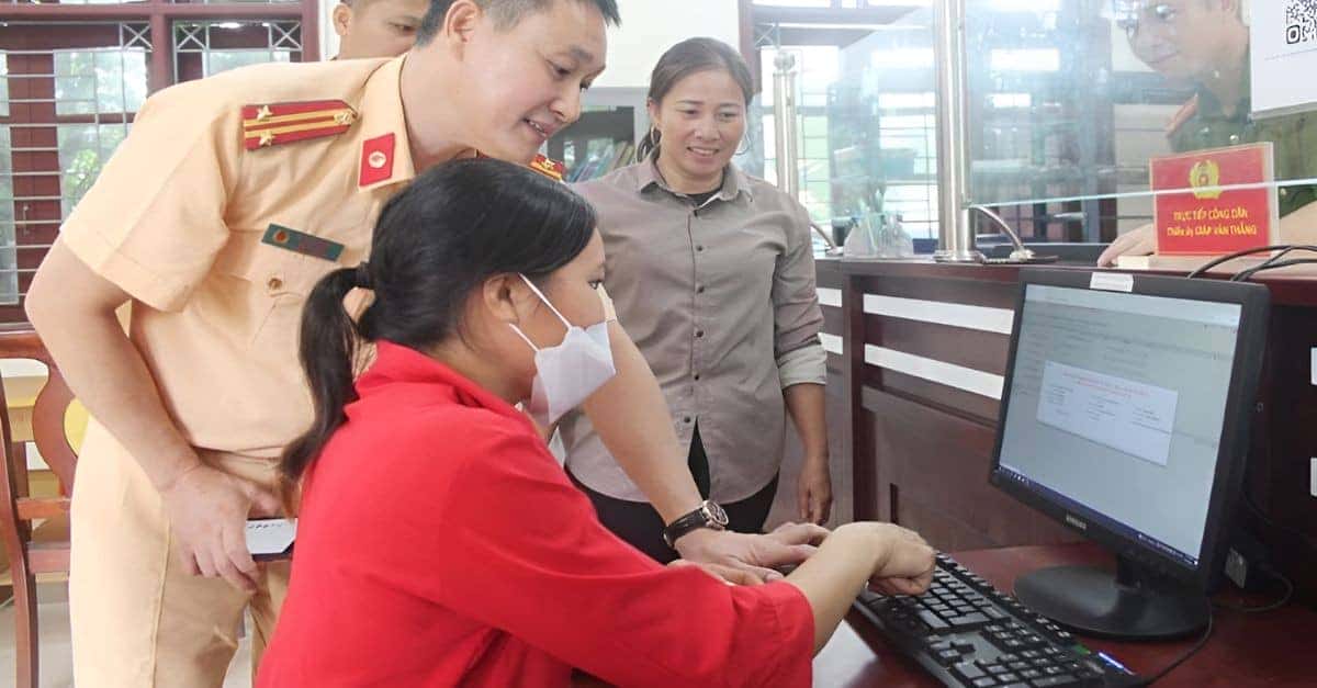 Quá trình bấm số và cấp biển số xe tại Tuyên Quang