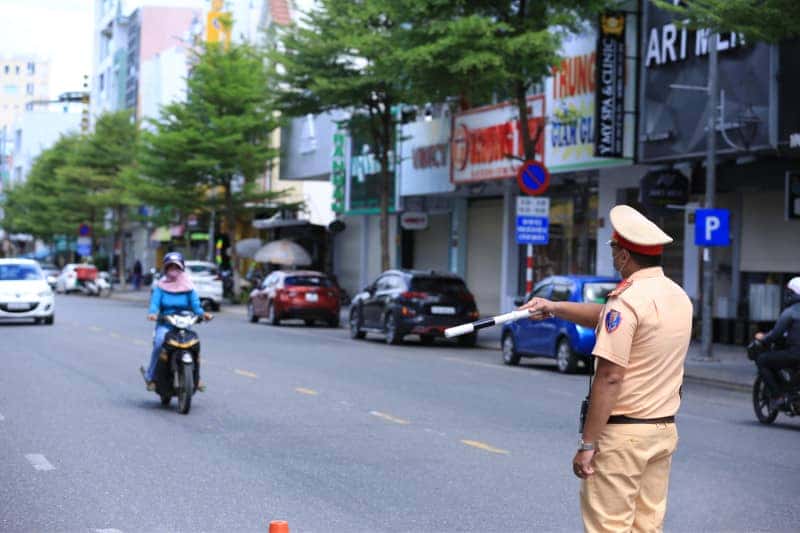 Quan sát các biển báo đường hai chiều để đảm bảo an toàn