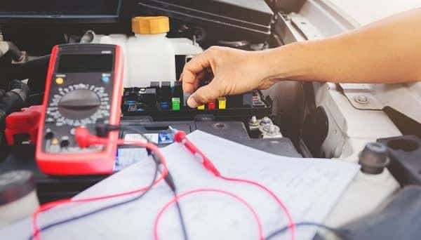 Quan sát màn hình đồng hồ vạn năng khi kiểm tra cầu chì tẩu thuốc