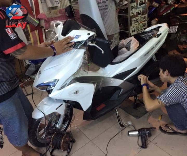 Quy trình dán chống xước xe máy SH chuyên nghiệp