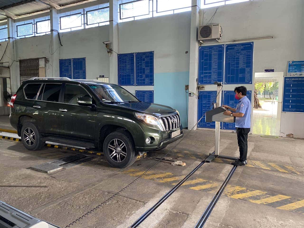 Quy trình kiểm tra xe ô tô 5 chỗ trong dây chuyền đăng kiểm.