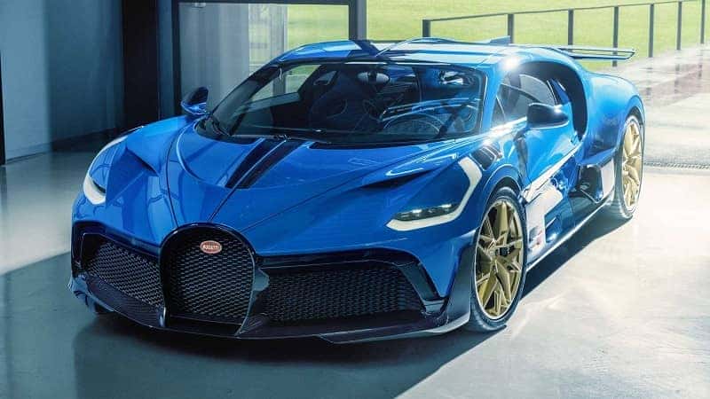 Siêu xe Bugatti Divo màu xanh dương đậm, thiết kế sắc sảo và năng động, một biểu tượng của sự độc quyền và hiệu suất cao