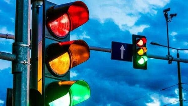 Sử dụng số N trên xe ô tô khi dừng đèn đỏ