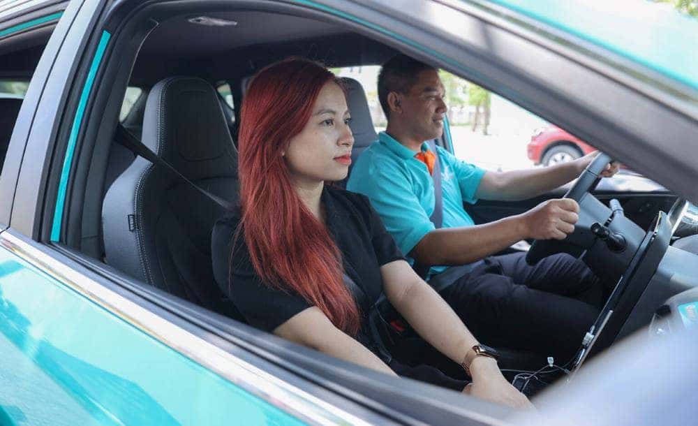 Tài xế xe điện VinFast vận hành phương tiện