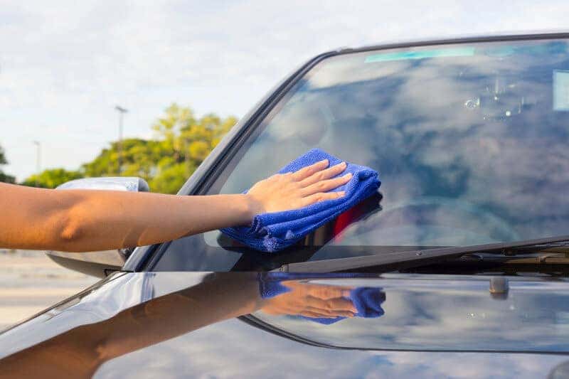 Tẩy ố kính xe ô tô tại nhà với các nguyên liệu đơn giản, dễ tìm như chanh, giấm