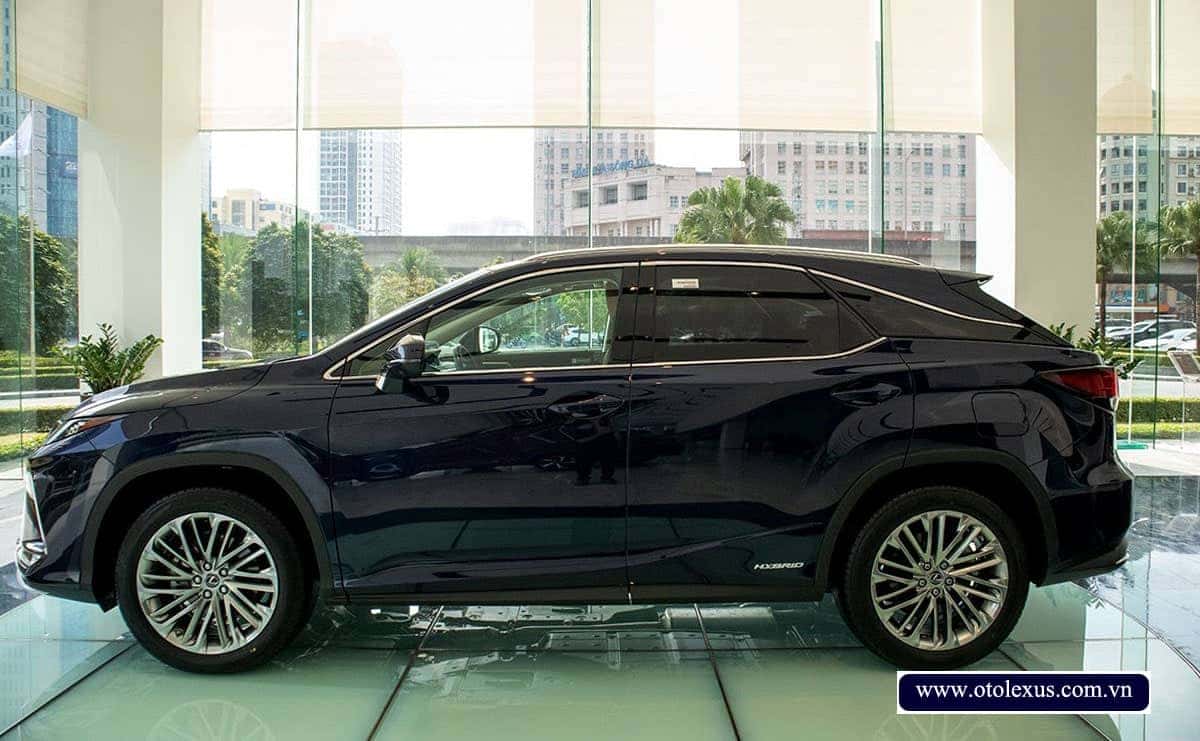 Thân xe Lexus LX450 mạnh mẽ với bộ mâm hợp kim lớn