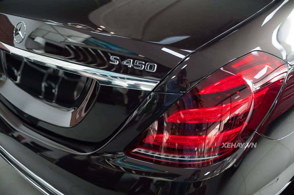 Thân xe Maybach S450 nổi bật với huy hiệu trên cột C và mâm 20 inch