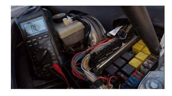 Thao tác rút cầu chì cần kiểm tra trên xe ô tô bằng dụng cụ chuyên dụng