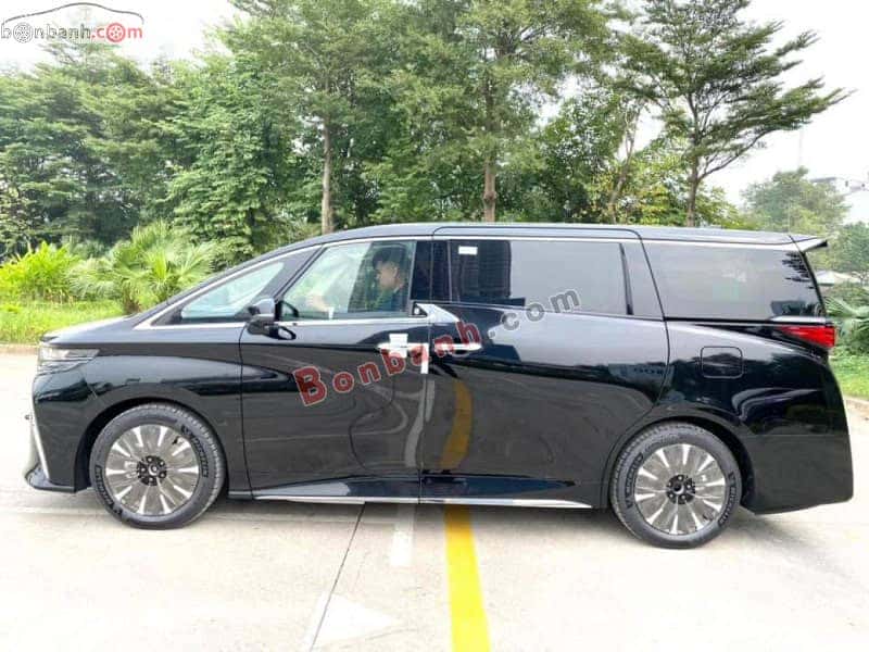 Thiết kế thân xe Toyota Alphard cũ cứng cáp và bề thế
