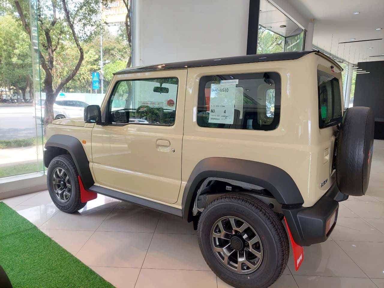 Thiết kế vuông vắn của xe ô tô Suzuki Jimny màu trắng hai tông màu