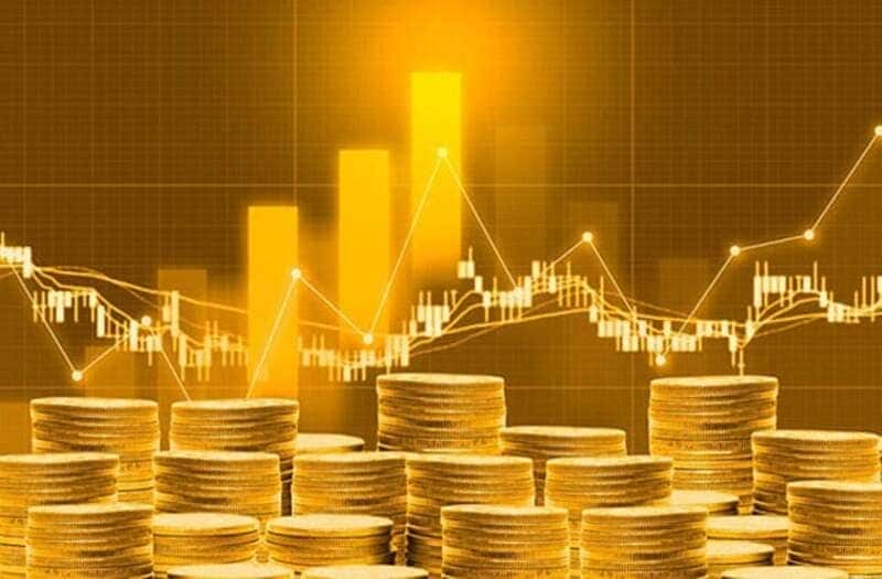 Thỏi vàng sáng bóng được đặt cạnh các đồng xu, tượng trưng cho lựa chọn đầu tư vàng với 500 triệu.
