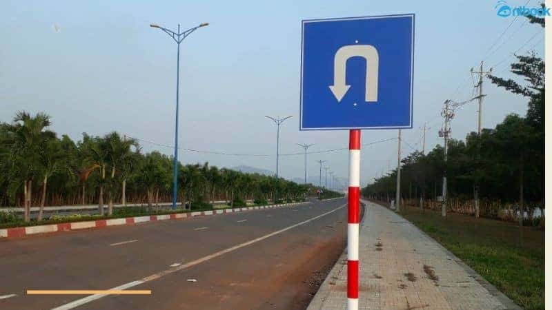Thực hành quay đầu xe an toàn tại các giao lộ có biển báo phù hợp theo đúng quy định.