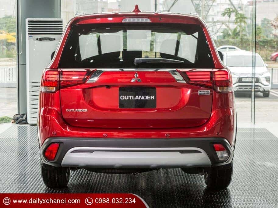 Giá xe lăn bánh ô tô Mitsubishi Outlander 2.0 Premium