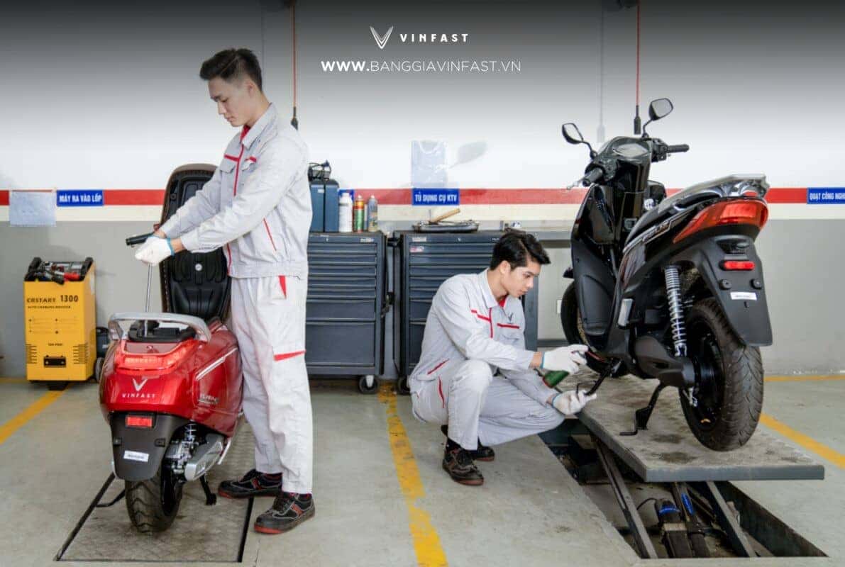 Toàn cảnh khu vực bảo dưỡng và sửa chữa xe điện Vinfast hiện đại tại Hà Nội