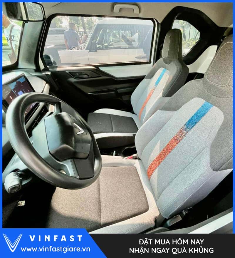 Toàn cảnh nội thất tinh giản của xe VinFast màu xanh, tập trung vào màn hình cảm ứng trung tâm