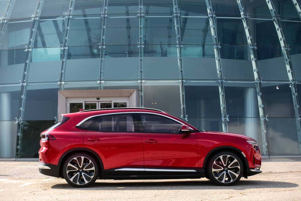 Toàn cảnh VinFast VF 8 tại triển lãm CES 2022, minh họa các thông số kỹ thuật VF 8