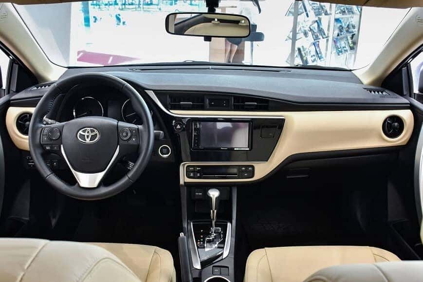 Khoang cabin xe Corolla Altis bản 1.8E CVT