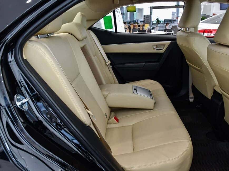 Nội thất hàng ghế phía sau xe Corolla Altis bản E CVT