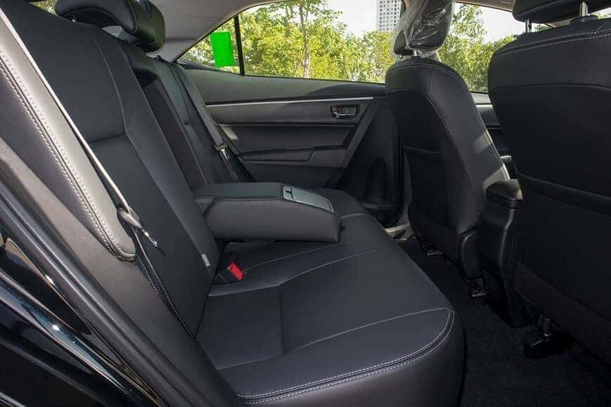 Nội thất hàng ghế thứ 2 xe Altis 1.8G CVT