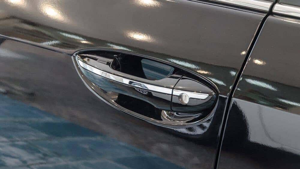 Tay nắm cửa tích hợp cảm biến khóa mở cửa trên xe Corolla Altis CVT