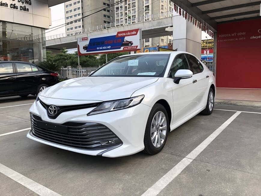 Giá xe Toyota Camry 2.0G 2019 nhập khẩu mới