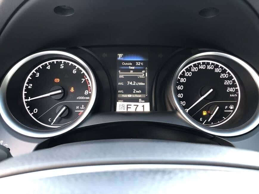 Cụm đồng hồ công tơ mét trên Camry phiên bản 2.0 G