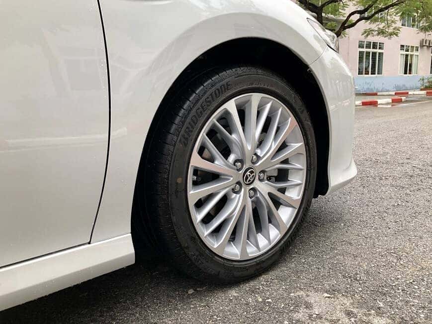 Mâm xe 18 inch trên Camry 2.5Q-min