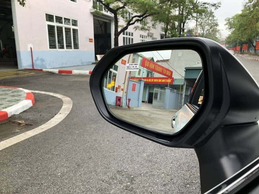 Cảnh báo điểm mù trên gường xe Camry nhập khẩu