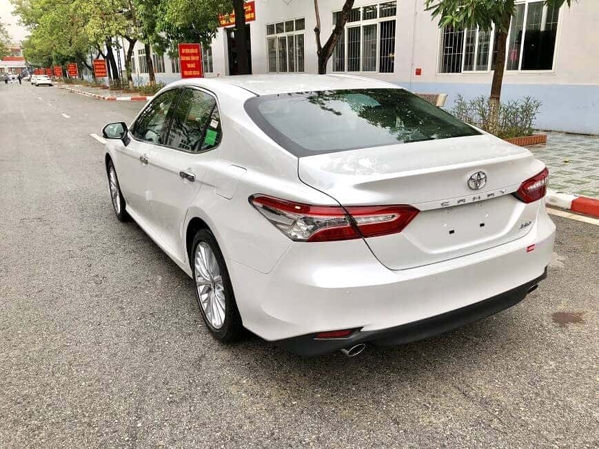 Đuôi xe Camry bản cao cấp 2.5Q