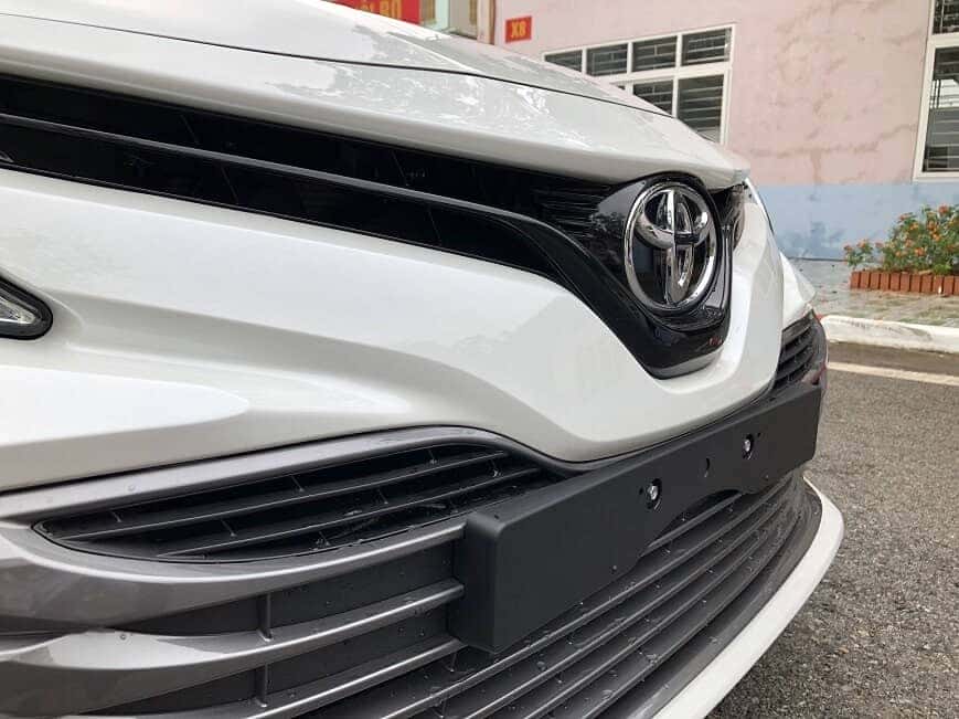 Logo Toyota trên Camry mới 2.5 Q