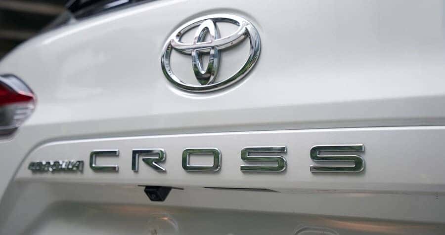 Logo Corolla Cross bản G được đặt chính giữa xe
