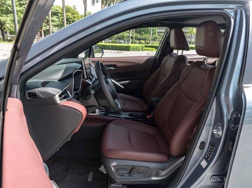 Nội thất ghế lái xe Corolla Cross 1.8 bản HV màu xanh