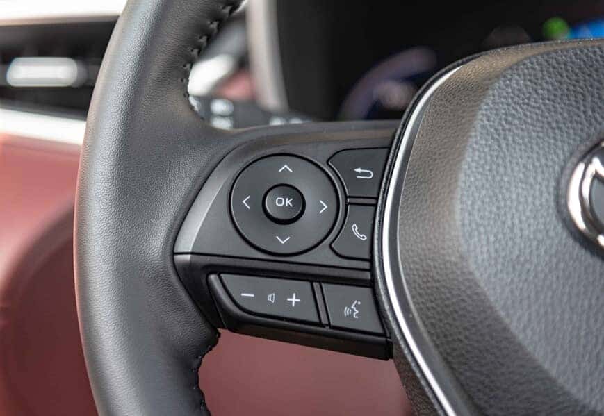 Nút điều khiển trên vô lăng xe Toyota Cross HV