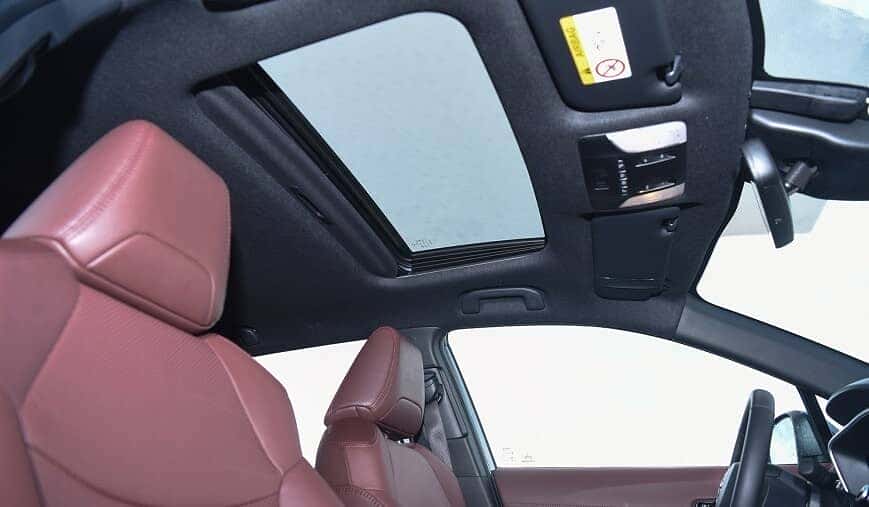 Cửa sổ trời đơn trên Corolla Cross bản HV