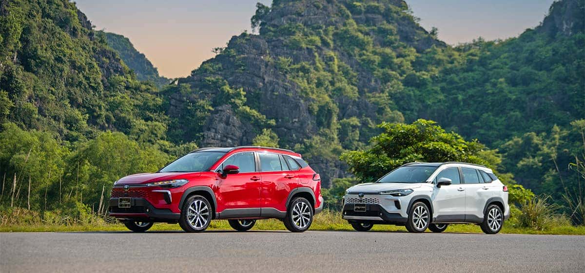 Toyota Corolla Cross 2025 màu đỏ với thiết kế năng động, một lựa chọn đáng giá trong phân khúc xe gầm cao 5 chỗ.