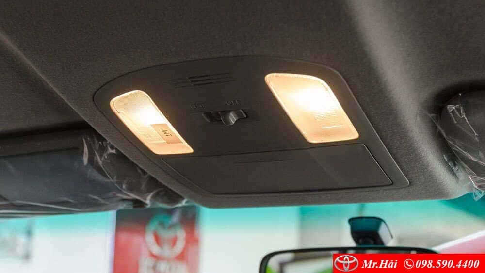 Đèn trần và khay để kính trên xe Fortuner